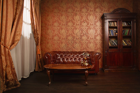 古典图书馆室配有皮椅木背景图片