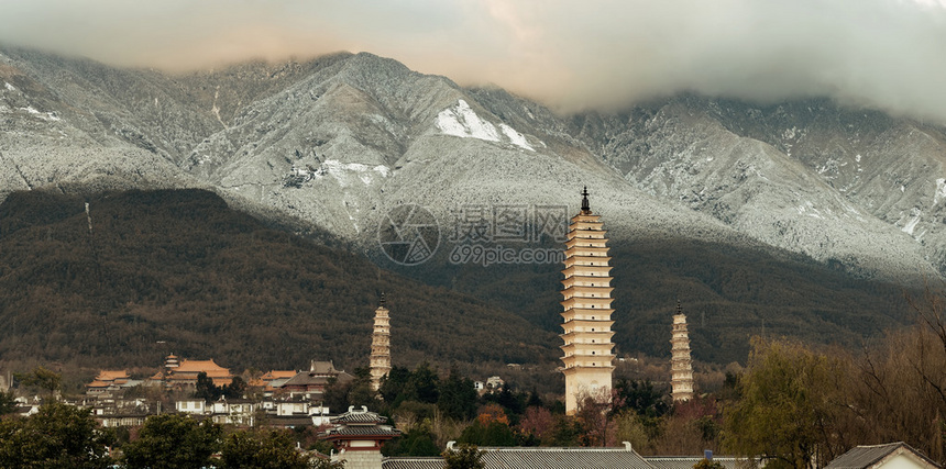 在云南山的达利老镇古代塔图片