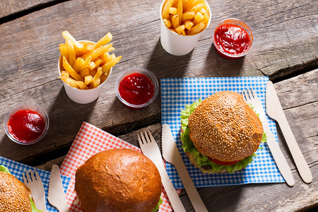 带纸餐具的新鲜汉堡包垃圾食品放在桌上特价美味食物新菜单图片