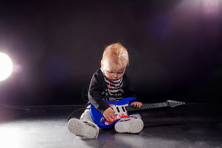 小男孩吉他手音乐吉他在F图片