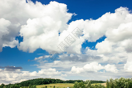 蓝色天空和乡村边的云朵图片
