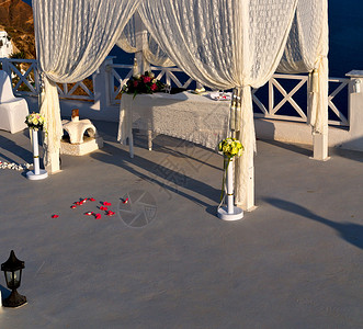 欧洲桑托里尼希腊群岛的海洋中的结婚和结婚纪图片