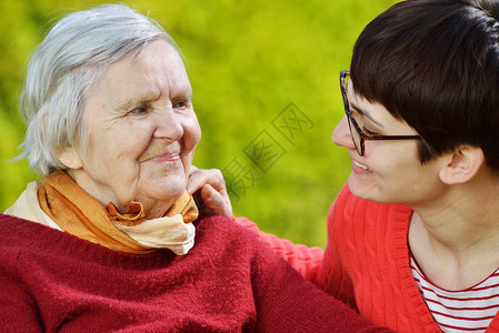 祖母和孙女年轻女人要小心照顾年长图片