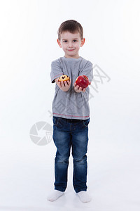 小男孩有食物孤立在白色背景图片