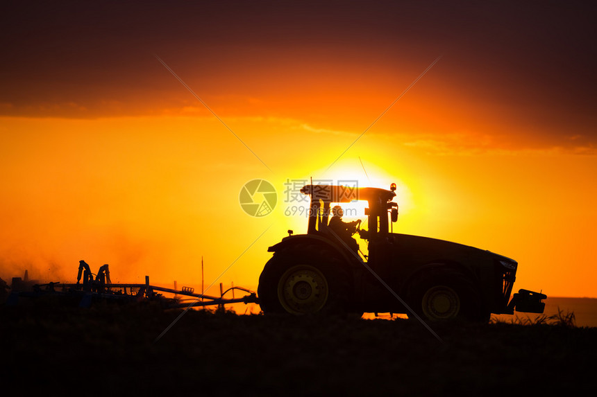 农民在拖拉机中用种子床耕种器准备土图片
