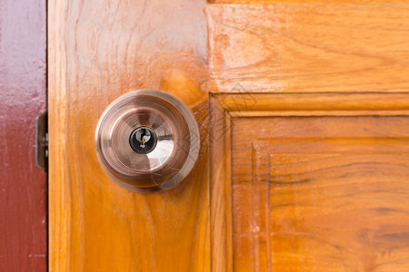 木制门上锁门把手和钥匙图片