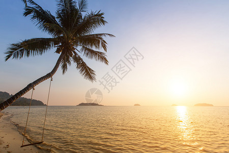 在令人惊叹的夕阳下热带海图片