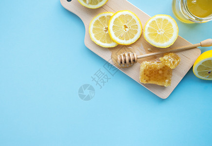 蜂蜜在罐子里有蜂蜜的甜饼和新鲜柠檬图片