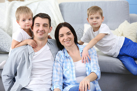 幸福的家庭坐在沙发背景的图片