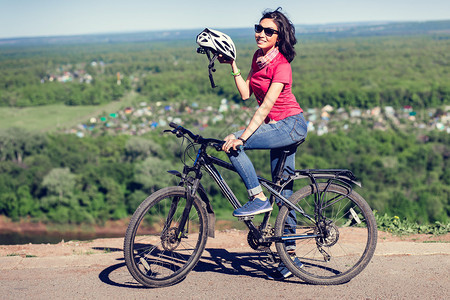 自行车头盔在骑自行车时把自行车头盔戴图片