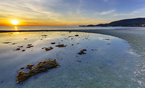 泰国苏梅岛日落时的海景图片