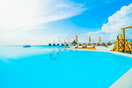 马尔代夫酒店度假村美丽的豪华室外游泳池背景图片