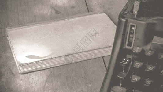 旧式打字机和木板上的笔记本用古老的图片