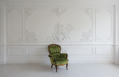 白色房间的老式豪华手椅在墙上设计降压石棺铸图片