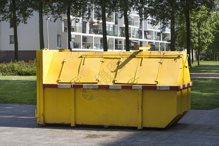 黄色工业垃圾在荷兰鹿特丹的图片