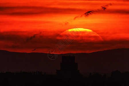 夕阳下的城市剪影图片