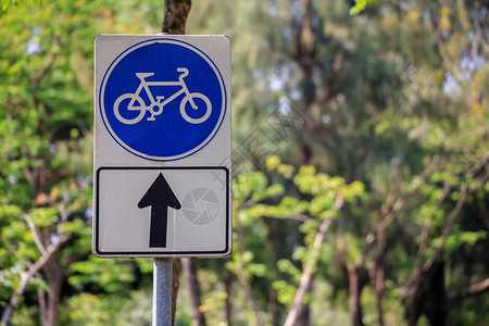 道路标志将自行车道分开图片