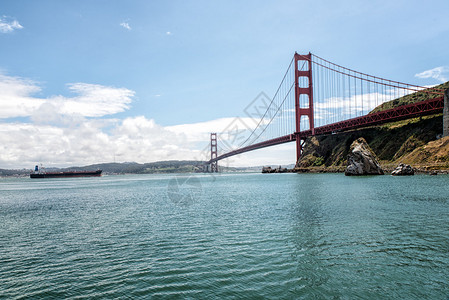 一艘船和旧金山湾的金门大桥旧金山加利图片
