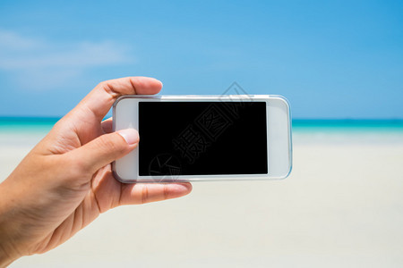 女手握着白色的手机图片