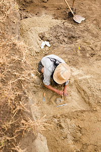考古学家从古墓中发现人类遗骸背景图片