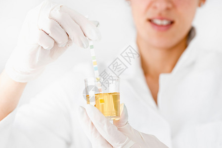 医务工作者检测尿液样本高关键有选择地重点图片
