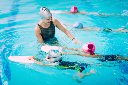 小游泳者在游泳图片