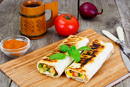 ShawarmaLavash与大米和蔬图片