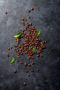 黑石桌上的咖啡豆和薄荷叶顶视图背景图片