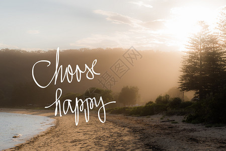 选择Happymessage在日落平静阳光明媚的海滩背景中背景图片