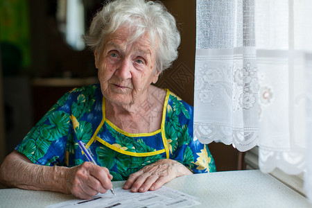 一名老年妇女为社区服务开出帐单图片