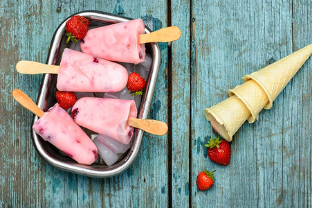 冰淇淋和夏季浆果装在带冰图片