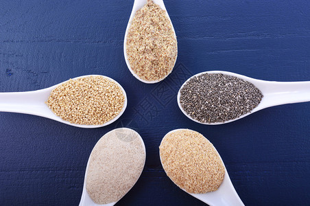 谷物包括白色谷物藜麦洋车前子壳粉黑奇亚籽小麦胚芽和磨碎的LSA混合物图片