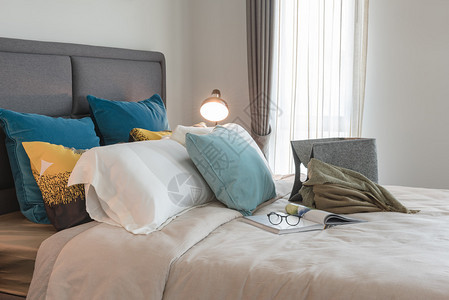 现代卧室设计床图片