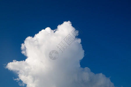 白天深蓝色背景上的大白云图片