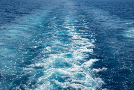 一艘游轮在海上航行的尾迹碧波荡漾背景图片