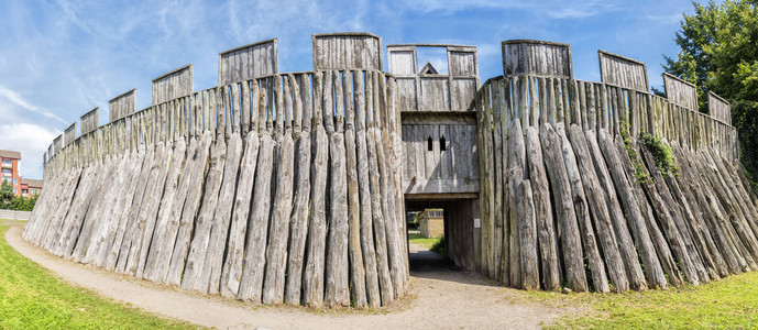 一个重建后的木制维京堡的全景图象叫做长列堡在同图片
