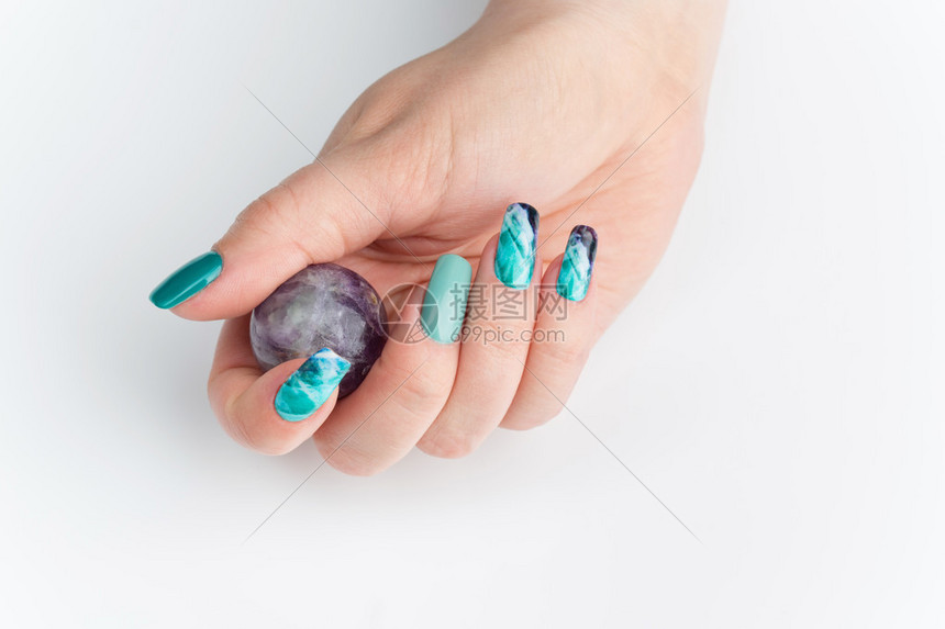 女指甲贴上有创意的紫色和绿色美甲荧光印刷图片