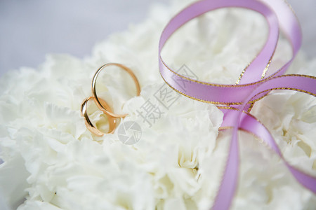 新郎和新娘的结婚戒指图片
