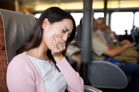 亚裔年轻女子感到不舒服图片