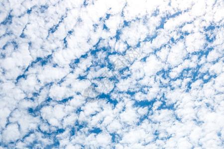 云层的积聚云象小圆形浮肿一样出现在天空中的长行中图片