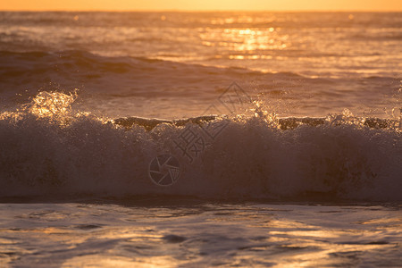 夏日大海的风景海浪在清晨与背景图片