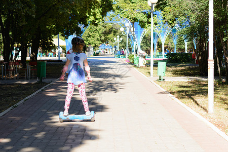 公园里骑着气垫板的女孩图片