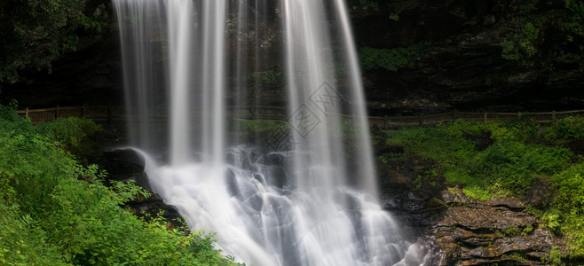 水墨山水美国北卡罗来纳州高地附近风景鲜明的海流下山水中近岸堤瀑布岩背景