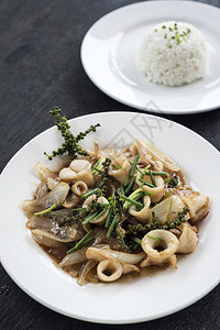 新鲜鱿鱼和卡姆布绿辣椒炒饭传统图片