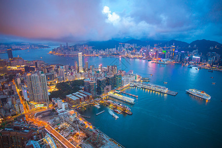 晚上的香港城市天际线图片