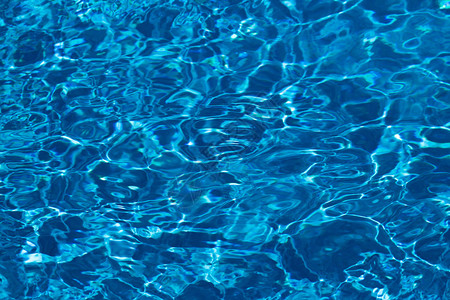 游泳池或海和滩的浅蓝色或绿色水背图片