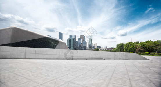 从空荡的砖地上看重庆的城市景观和天际线图片