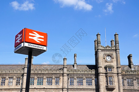 火车站的景象与车站标志在前方图片