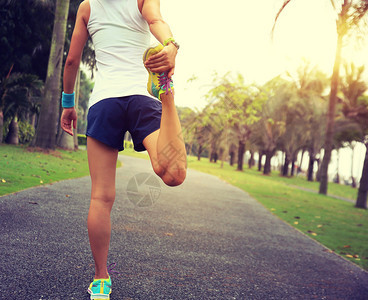 年轻的健身女跑步者在热带公图片