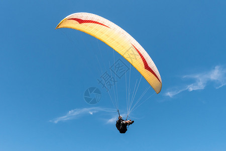 滑翔伞在蓝天上飞行图片